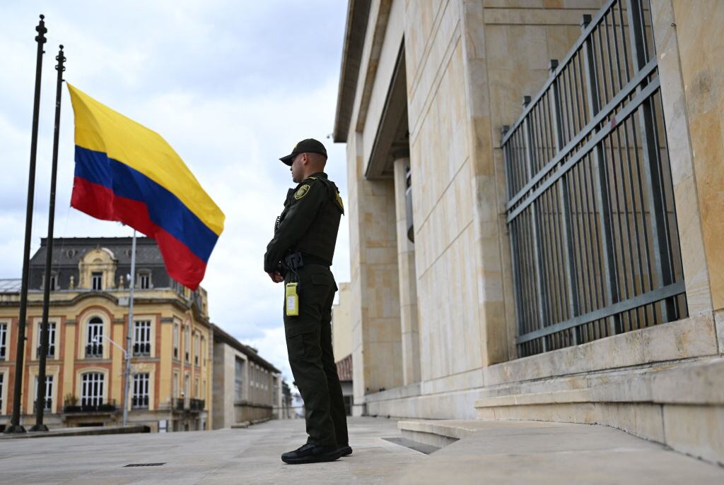 Un funcionario de la policía custodia la sede de los tribunales de justicia en la ciudad de Bogotá en Colombia.