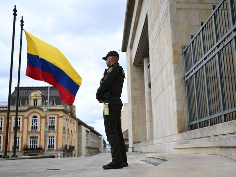 Un funcionario de la policía custodia la sede de los tribunales de justicia en la ciudad de Bogotá en Colombia.