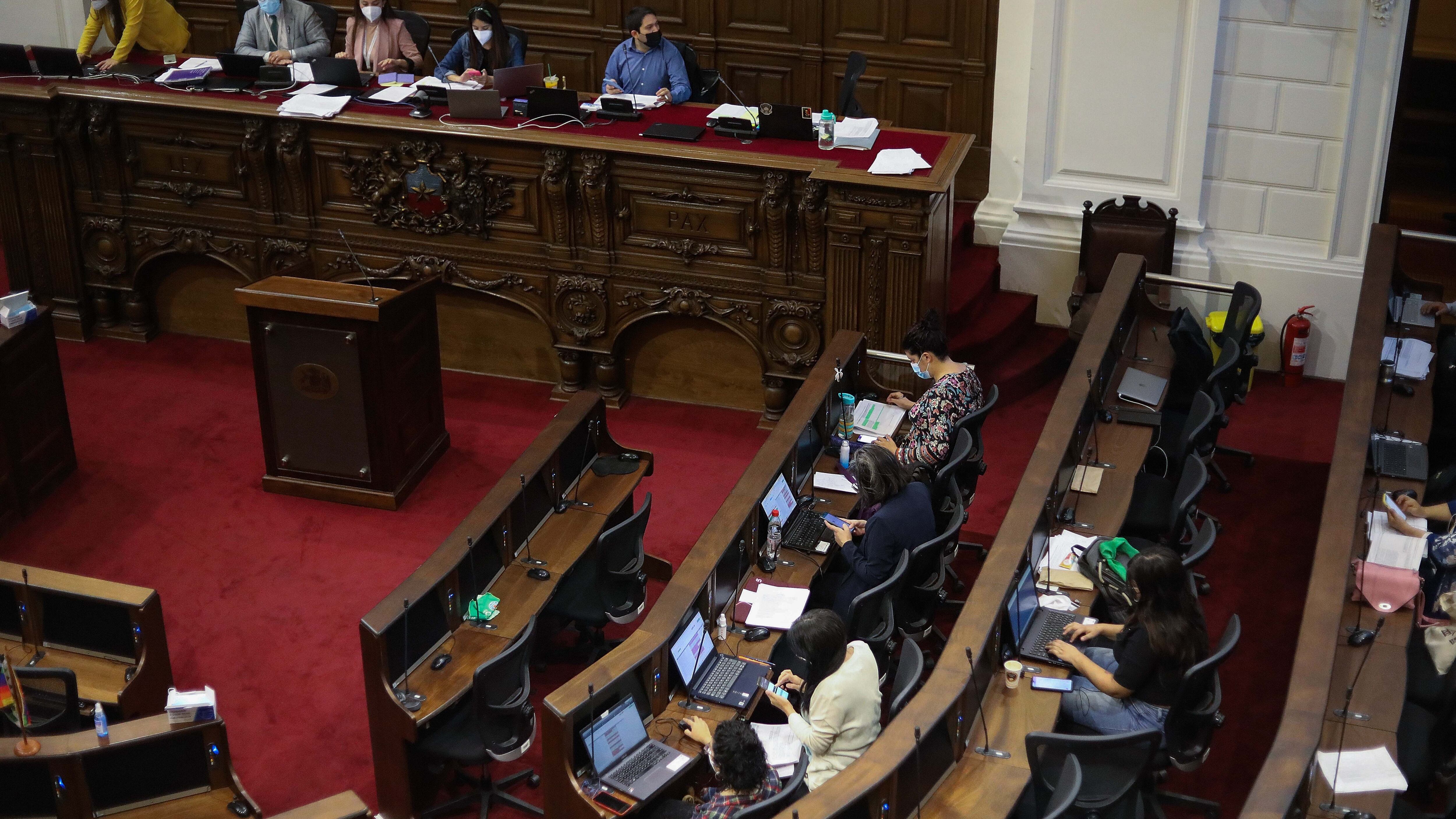 8 de Abril del 2022/SANTIAGOLos convencionales, durante la Sesión N°63 Comisión Derechos Fundamentales, que se realiza en el ex congreso Nacional.
FOTO: SEBASTIAN BELTRAN GAETE/AGENCIAUNO