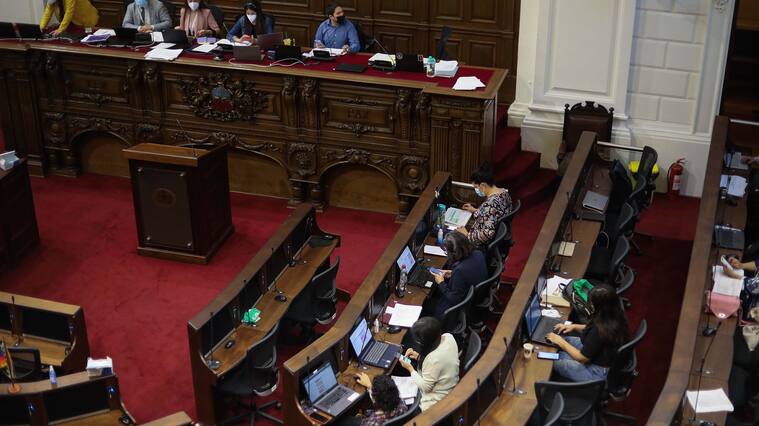 8 de Abril del 2022/SANTIAGOLos convencionales, durante la Sesión N°63 Comisión Derechos Fundamentales, que se realiza en el ex congreso Nacional.
FOTO: SEBASTIAN BELTRAN GAETE/AGENCIAUNO