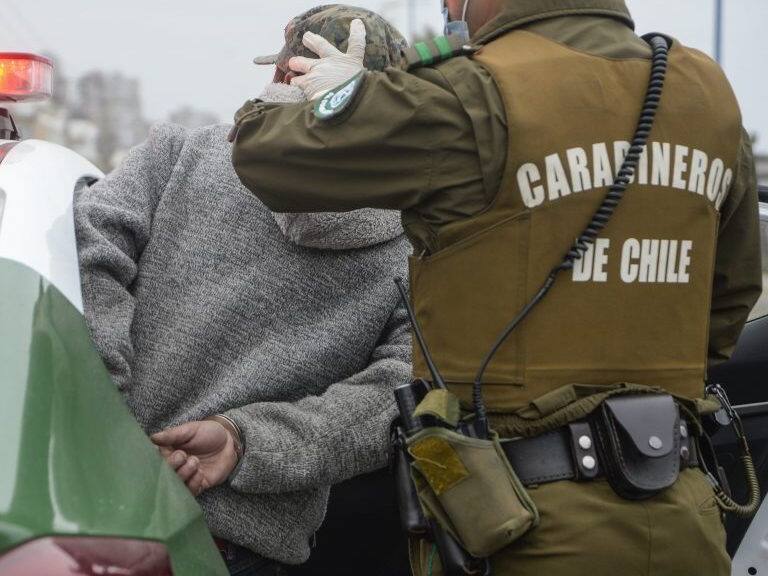 Hombre es detenido tras parapetarse en preuniversitario de Santiago Centro: entró acusando que lo iban a matar