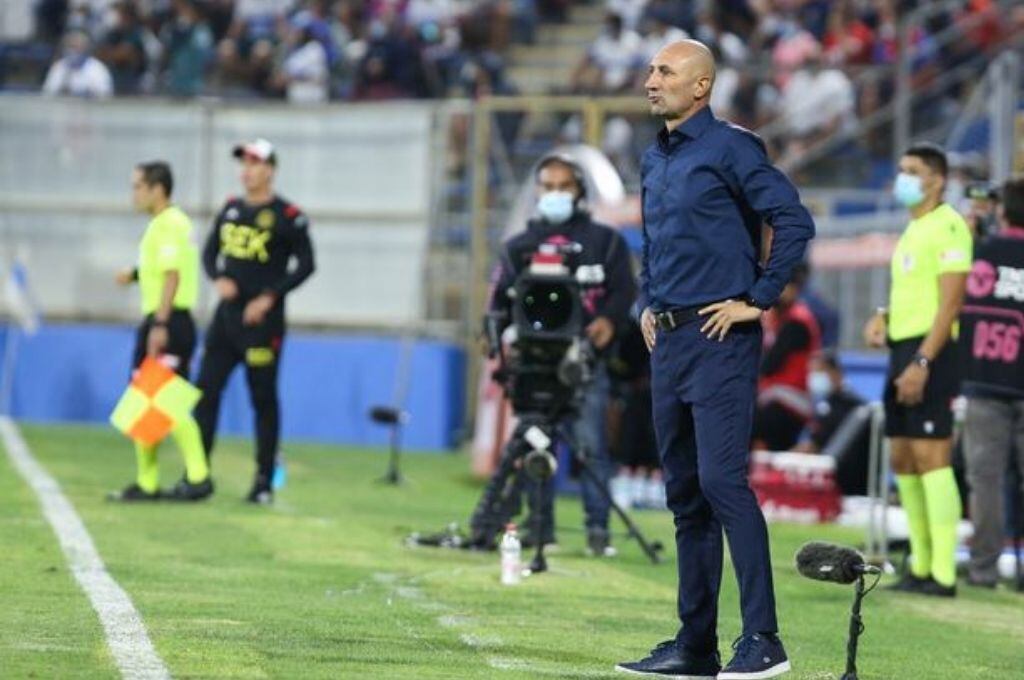 Cristian Paulucci no dramatiza con el estado del césped en San Carlos de Apoquindo: "No pongo excusas ni ando viendo fantasmas"