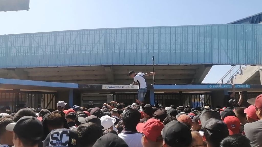 Falla en sistema de validación genera retraso en ingreso a El Teniente para el duelo de O'Higgins ante Colo Colo