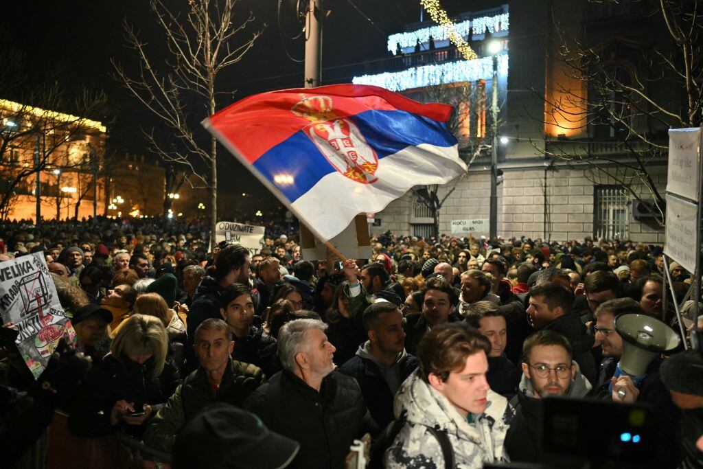 La oposición salió a las calles en Belgrado tras la denuncia de observadores europeos de eventuales irregularidades en las elecciones en Serbia.