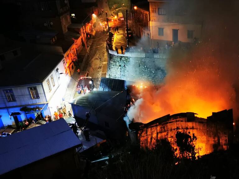Incendio en el cerro Cordillera de Valparaíso afectó a dos viviendas y dejó a un bombero con lesiones