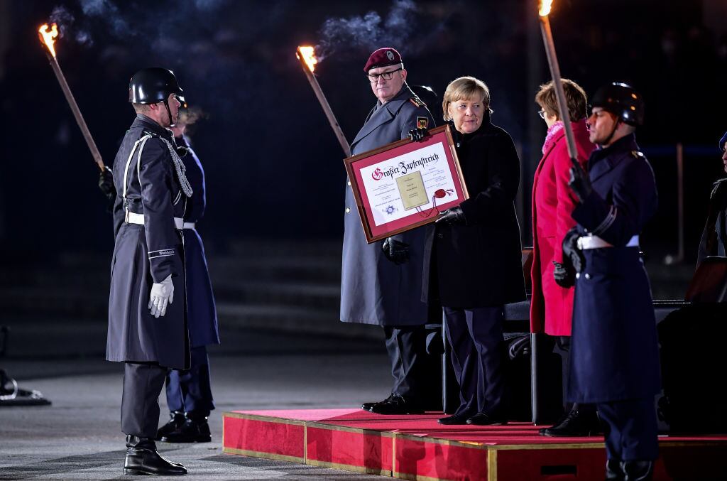 La Bundeswehr ofrece un recuerdo a la saliente canciller alemana Angela Merkel