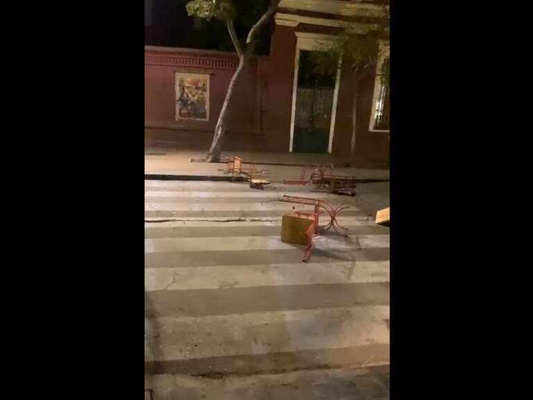 Disturbios se registran en barrio Lastarria: cerca de 30 personas atacaron con piedras y palos a diferentes locales