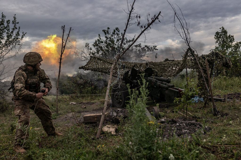 Soldados de Ucrania disparan artillería en el frente en Donetsk