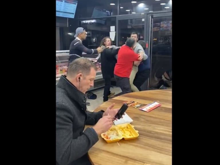 Hombre se convirtió en meme por comer tranquilamente mientras se desarrollaba una pelea a su lado