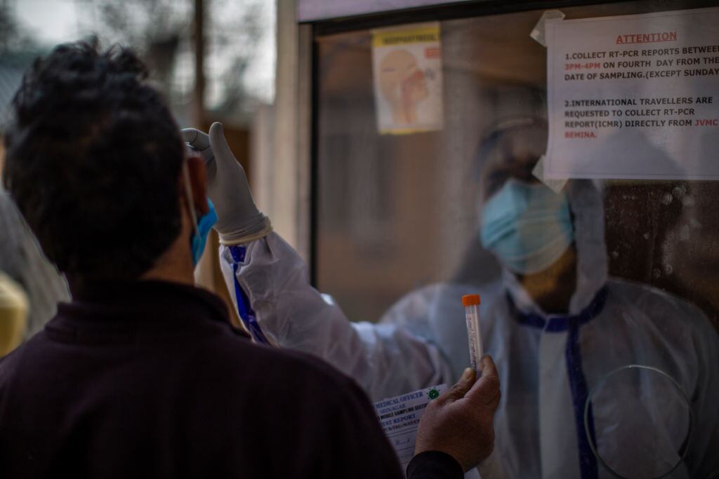 Trabajadores de la salud toman exámenes del coronavirus en India