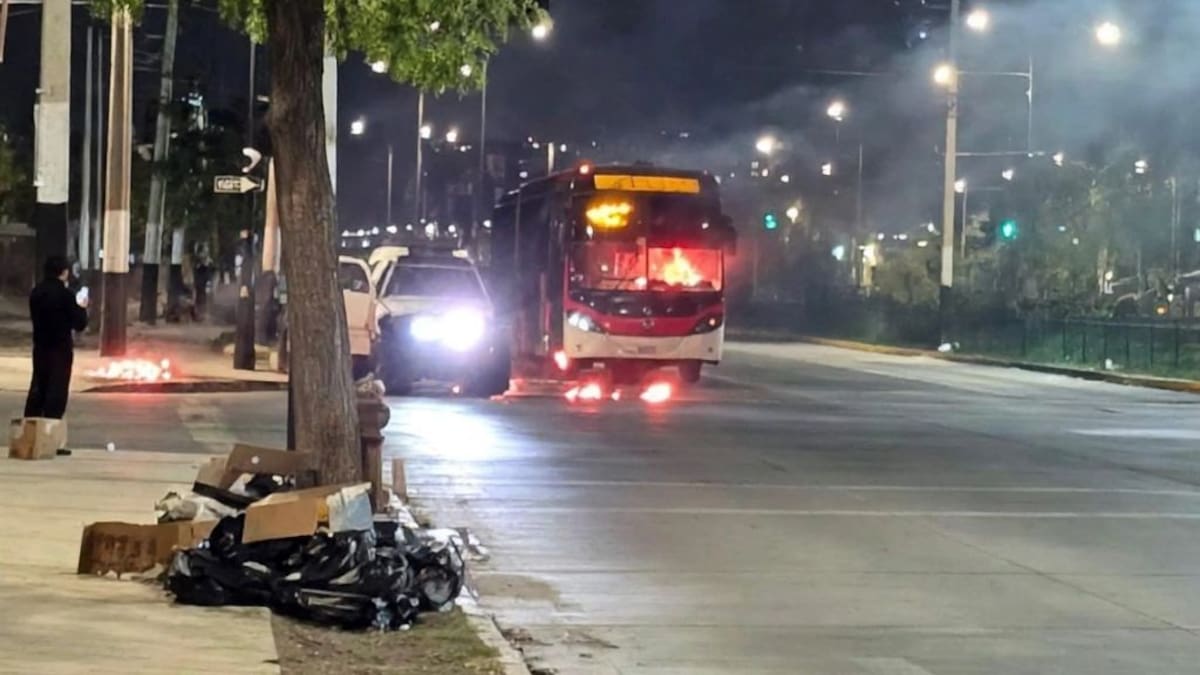 Encapuchados queman bus en Pedro Aguirre Cerda y atacan a Carabineros con bombas molotov