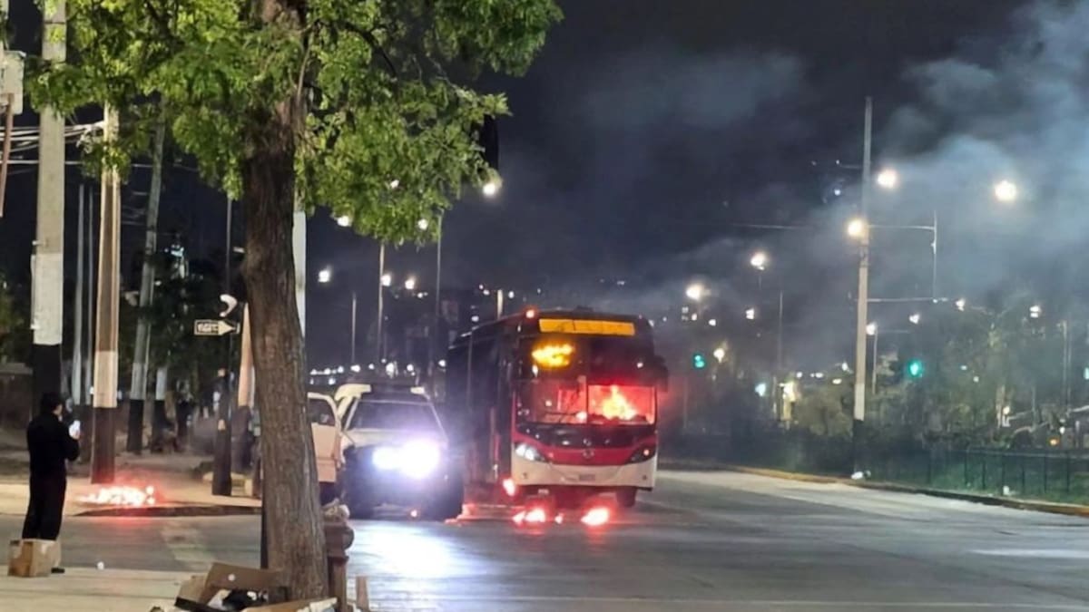 Encapuchados queman bus en Pedro Aguirre Cerda y atacan a Carabineros con bombas molotov
