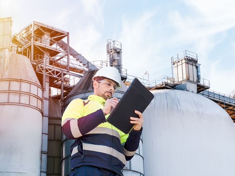 Dos superan los $3 millones de sueldo: estas son las carreras mejor pagadas en Chile, según datos actualizados del Mineduc