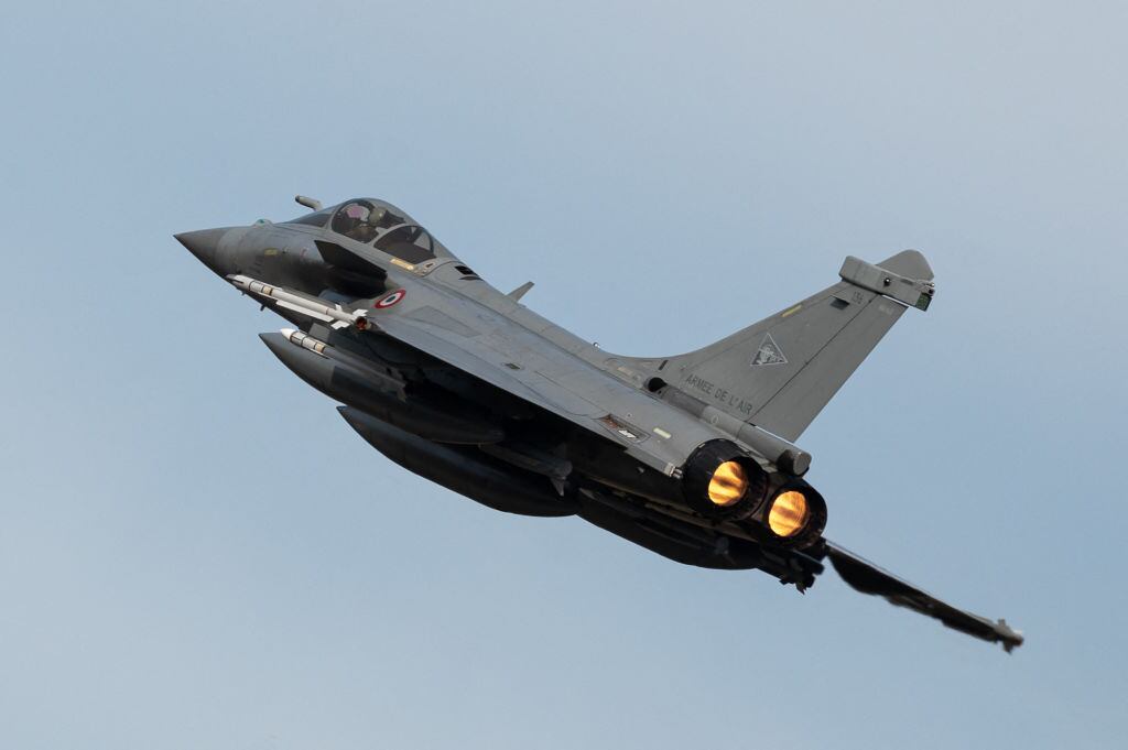 Un jet de combate francés realiza ejercicios militares junto a la OTAN