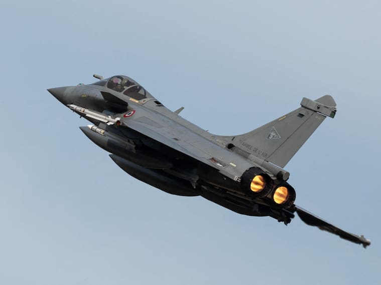 Un jet de combate francés realiza ejercicios militares junto a la OTAN