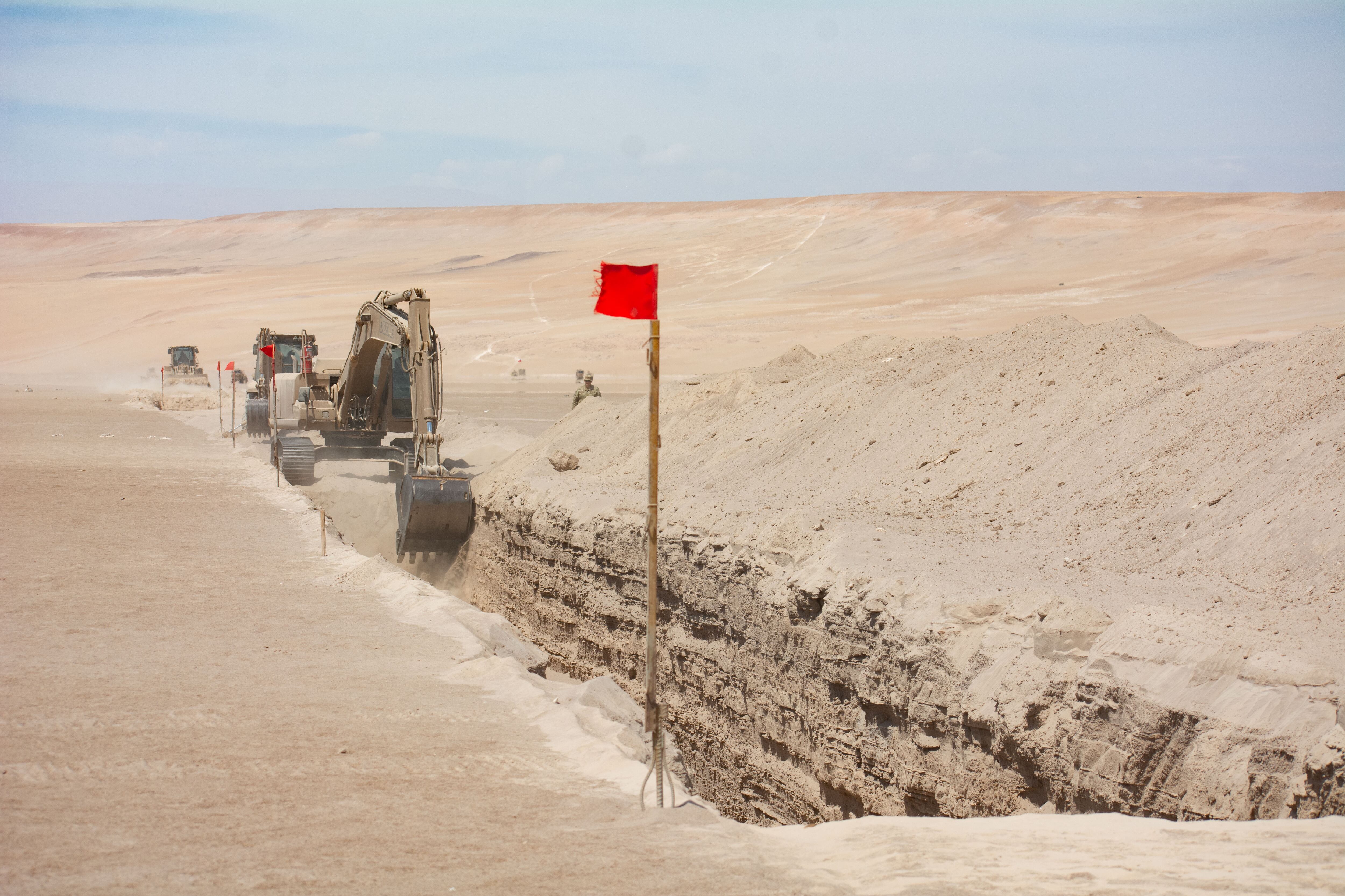 Zanjas en la frontera: análisis jurídico detalla qué puede hacer el Gobierno y qué no