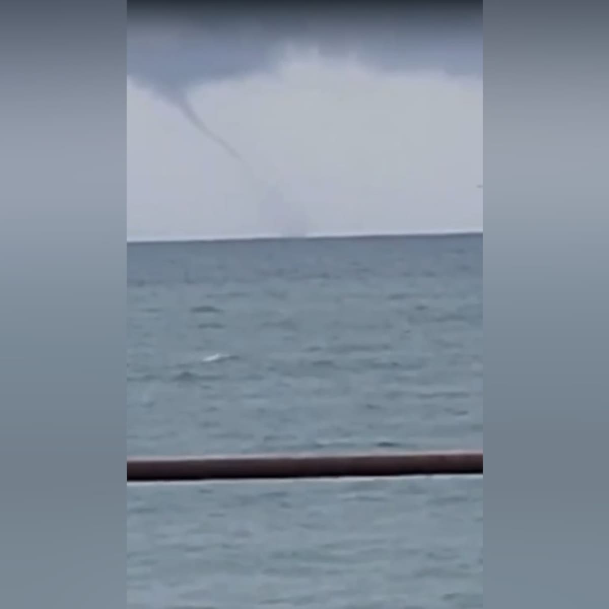 Captan impresionante tromba marina frente a las costas de Coronel en la Región del Biobío