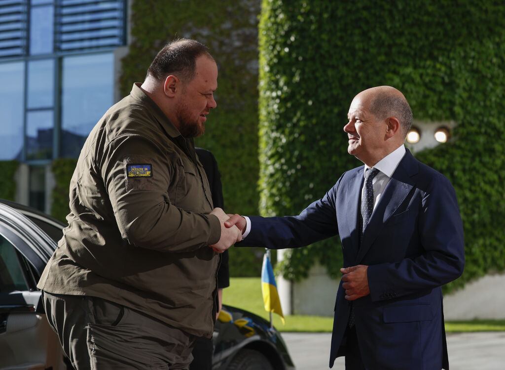 El canciller alemán Olaf Scholz junto al Ruslan Stefanchuk en Berlín