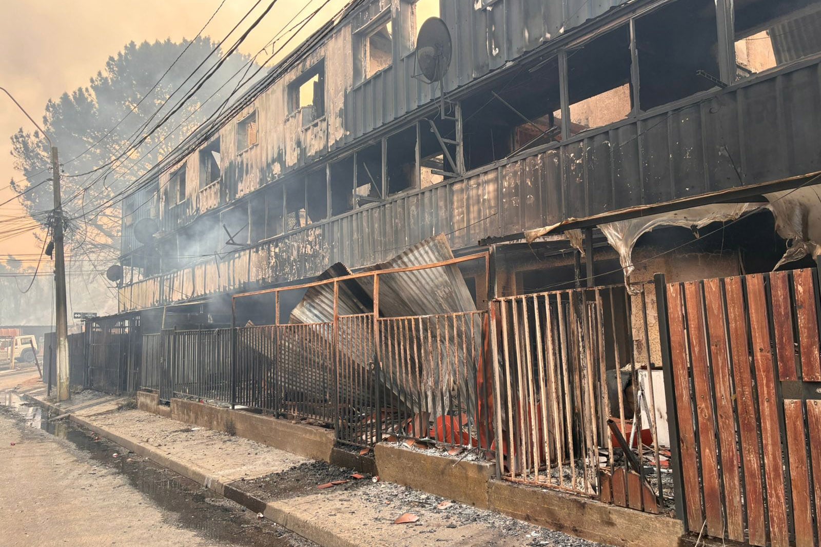 18 de ENERO DE 2026 / CONCEPCION  253 casas destruidas  por el  incendio forestal que afecta Villa Lord Cochrane, Penco - Lirquen en la comuna de Concepción 
FOTO : LUCAS AGUAYO  / UNO NOTICIAS