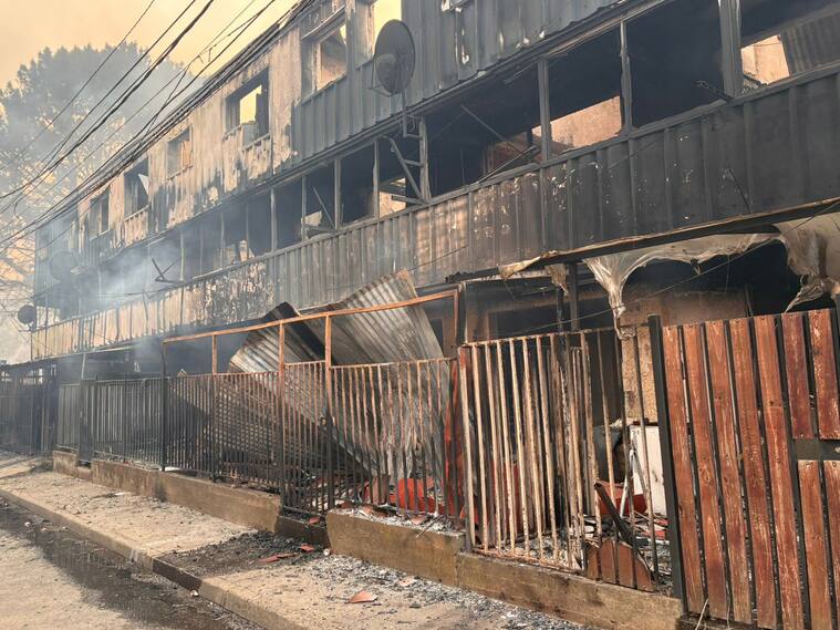 18 de ENERO DE 2026 / CONCEPCION
253 casas destruidas por el incendio forestal que afecta Villa Lord Cochrane, Penco - Lirquen en la comuna de Concepción
FOTO : LUCAS AGUAYO / UNO NOTICIAS
