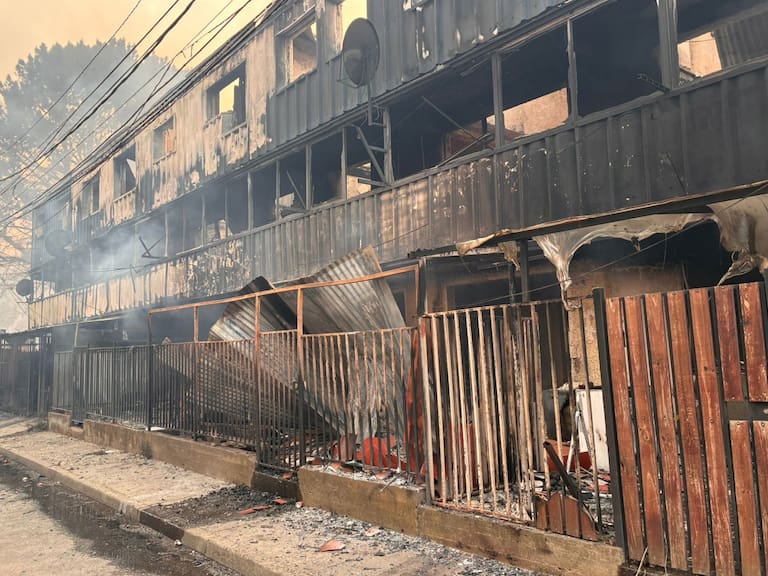 18 de ENERO DE 2026 / CONCEPCION
253 casas destruidas por el incendio forestal que afecta Villa Lord Cochrane, Penco - Lirquen en la comuna de Concepción
FOTO : LUCAS AGUAYO / UNO NOTICIAS