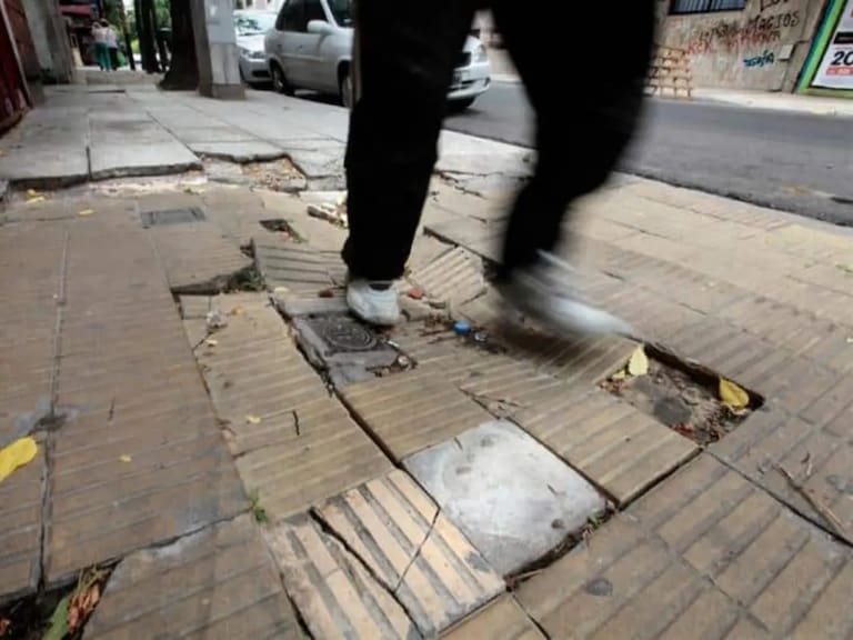 Veredas y plazas bajo la lupa: el criterio judicial que acorrala a los municipios por “falta de servicio” y propone altas indemnizaciones