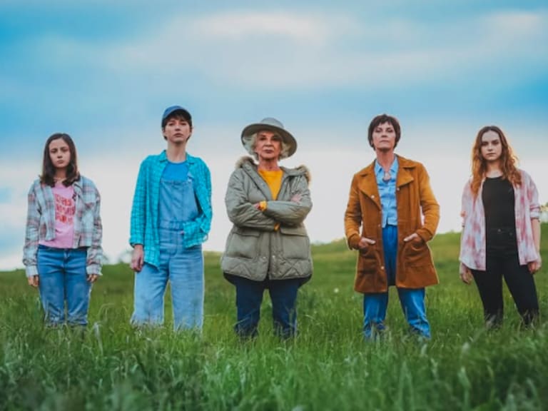 Reconocida actriz chilena anuncia embarazo con emotivas postales de Año Nuevo