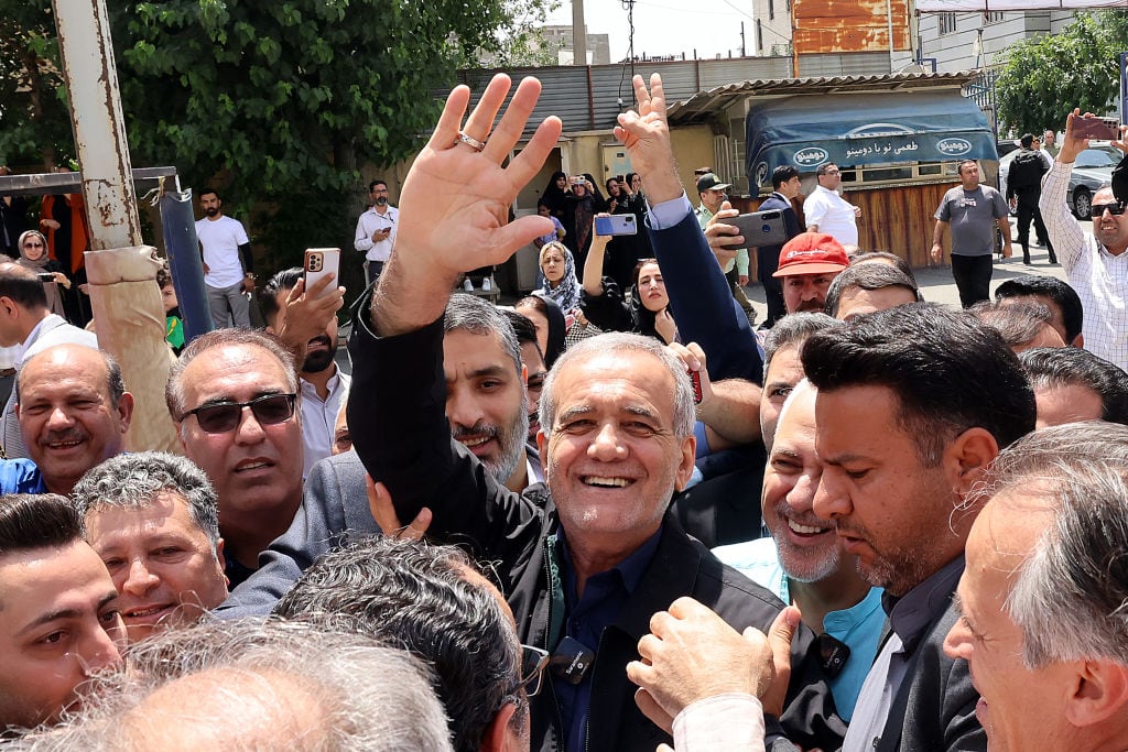 El candidato reformista Masoud Pezeshkian junto a seguidores durante el balotaje en la ciudad de Teherán en Irán.