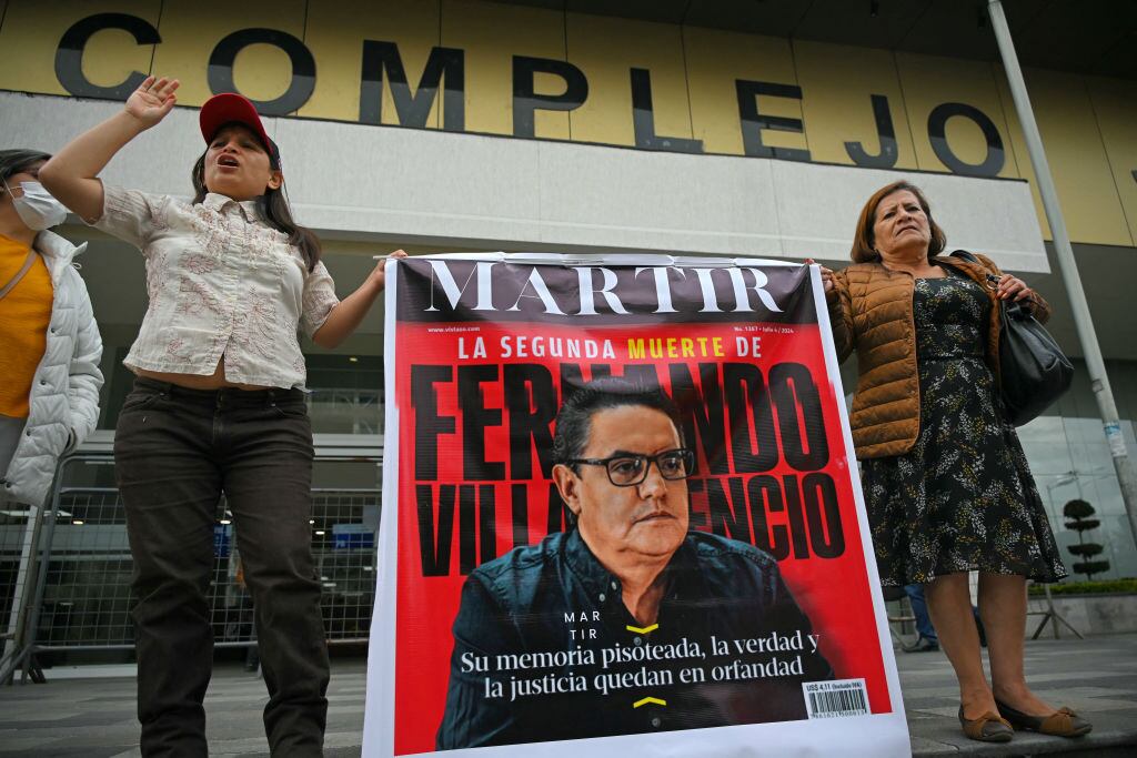 Manifestación en Ecuador afuera del complejo judicial en la ciudad de Quito por el caso del asesinato del excandidato presidencial Fernando Villavicencio.