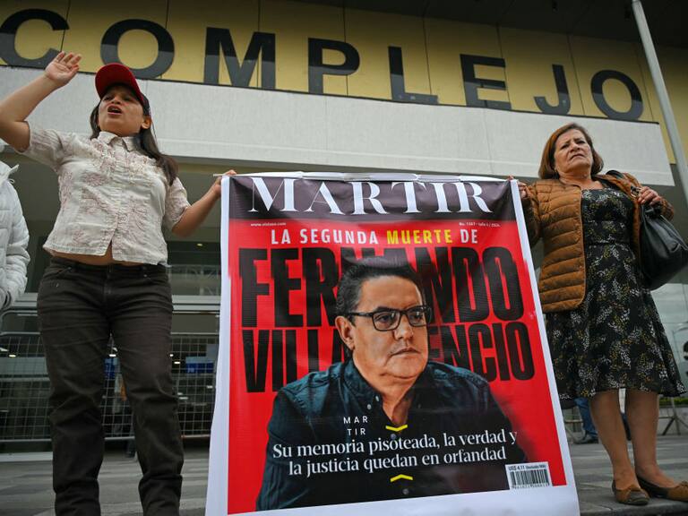 Manifestación en Ecuador afuera del complejo judicial en la ciudad de Quito por el caso del asesinato del excandidato presidencial Fernando Villavicencio.