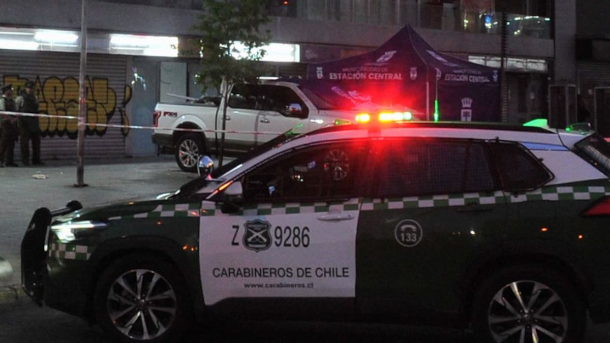 Hombre es golpeado y baleado por dos sujetos mientras caminaba por Estación Central