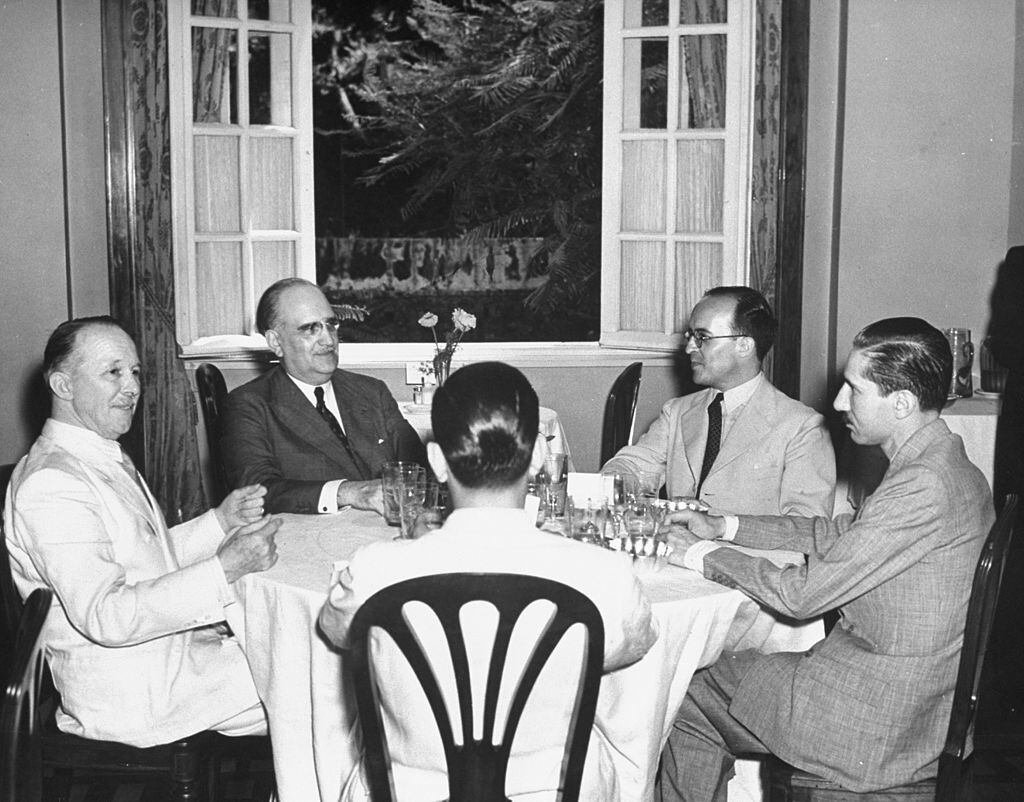 Del Pont, Guinazu, Enrique Ruiz Guinazu Junior, Ricardo Bunge y Mario Amadeo en el Gloria Hotel en 1942