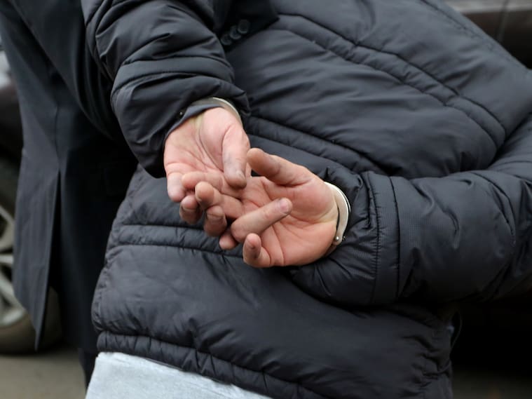 Detienen a hombre que mantenía retenida y amenazaba con un cuchillo a una mujer en Estación Central