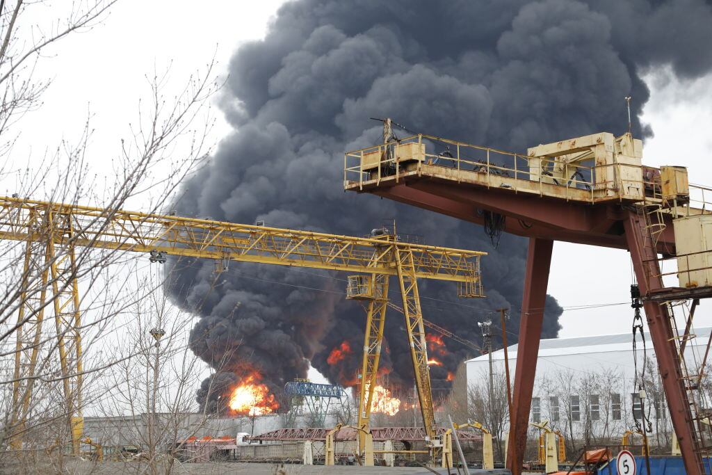 Imagen del humo que provoca un incendio en la refinería de Bélgorod