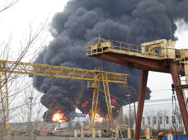 Imagen del humo que provoca un incendio en la refinería de Bélgorod