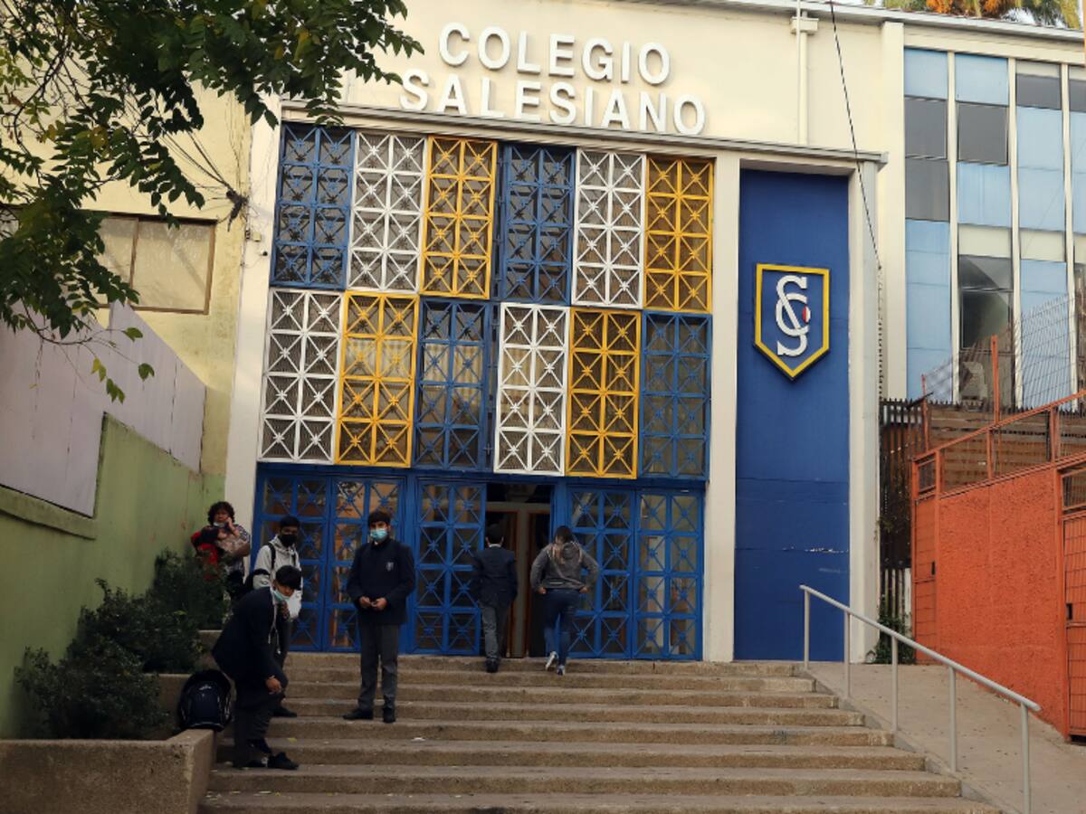 Colegio en Valparaíso instala detector de metales: alumnos que no muestren lo que llevan no podrán ingresar