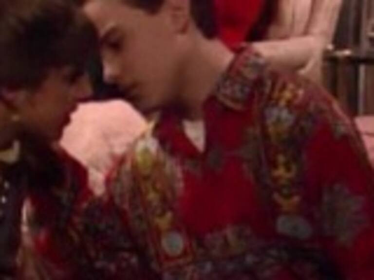 Dos actores de The Big Bang Theory recrean beso que se dieron de adolescentes