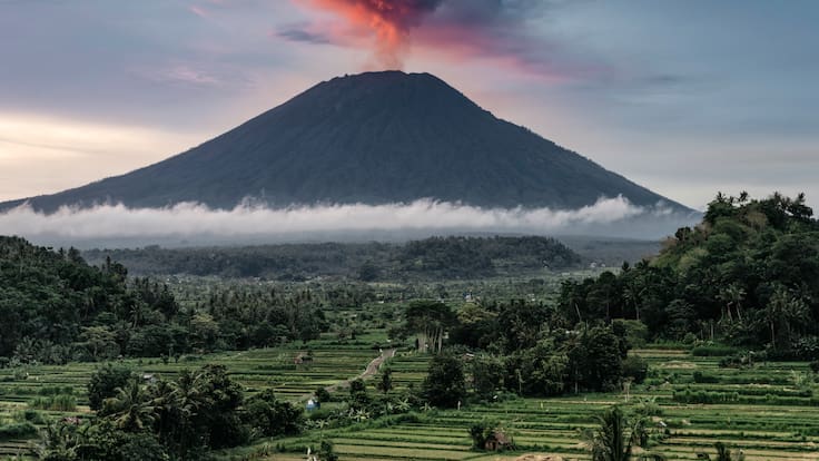 Cuáles son los tres volcanes que hoy están activos en la región Metropolitana