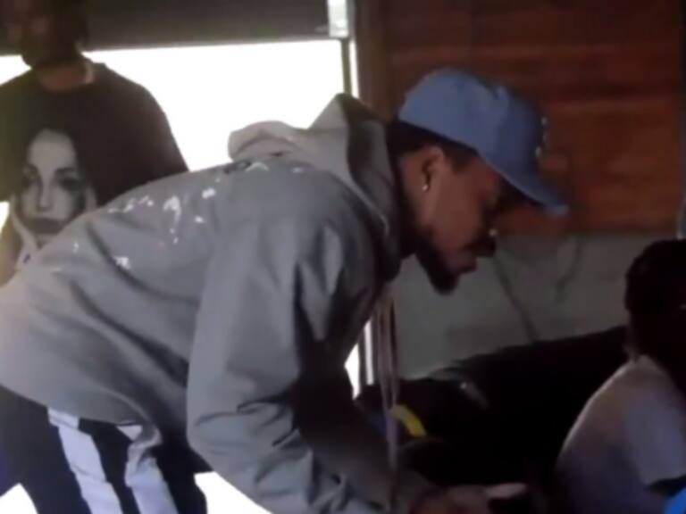 Comparten video de Kanye West discutiendo fuertemente con Chance the Rapper