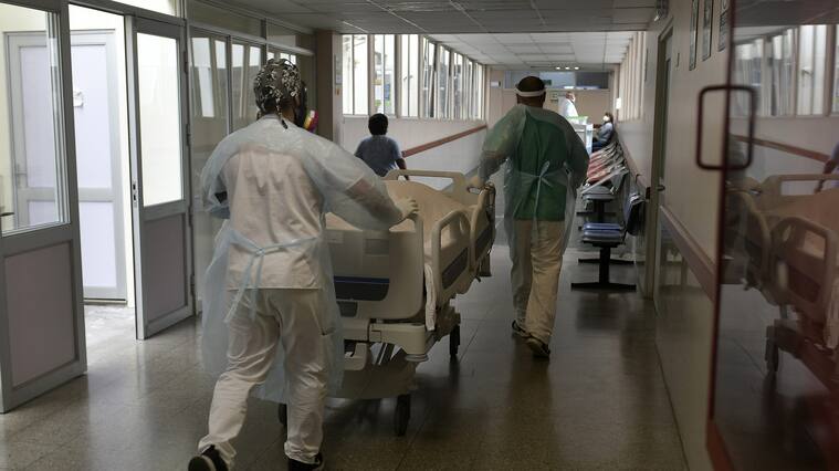 02 de Junio de 2021 / IQUIQUEEscasas camas disponibles poseen las UCI del Hospital Dr. Ernesto Torres de Iquique, ante el incremento de contagios que se han registrado los últimos días.
En la imagen, funcionarios trasladan el cuerpo de un paciente de 39 años fallecido.
FOTO: CRISTIAN VIVERO BOORNES/AGENCIAUNO