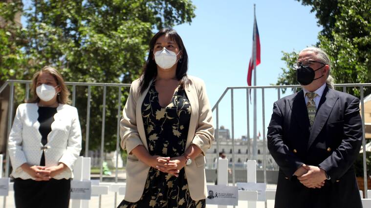 03 DE DICIEMBRE DE 2020/SANTIAGO
Con motivo de la conmemoración del Día del Médico, la mesa directiva, encabezada por la Dra. Izkia Siches, realiza un homenaje a los médicos fallecidos por Covid-19, en Paseo Bulnes con Alonso de Ovalle, Santiago.
FOTO: AILEN DÍAZ/AGENCIAUNO
