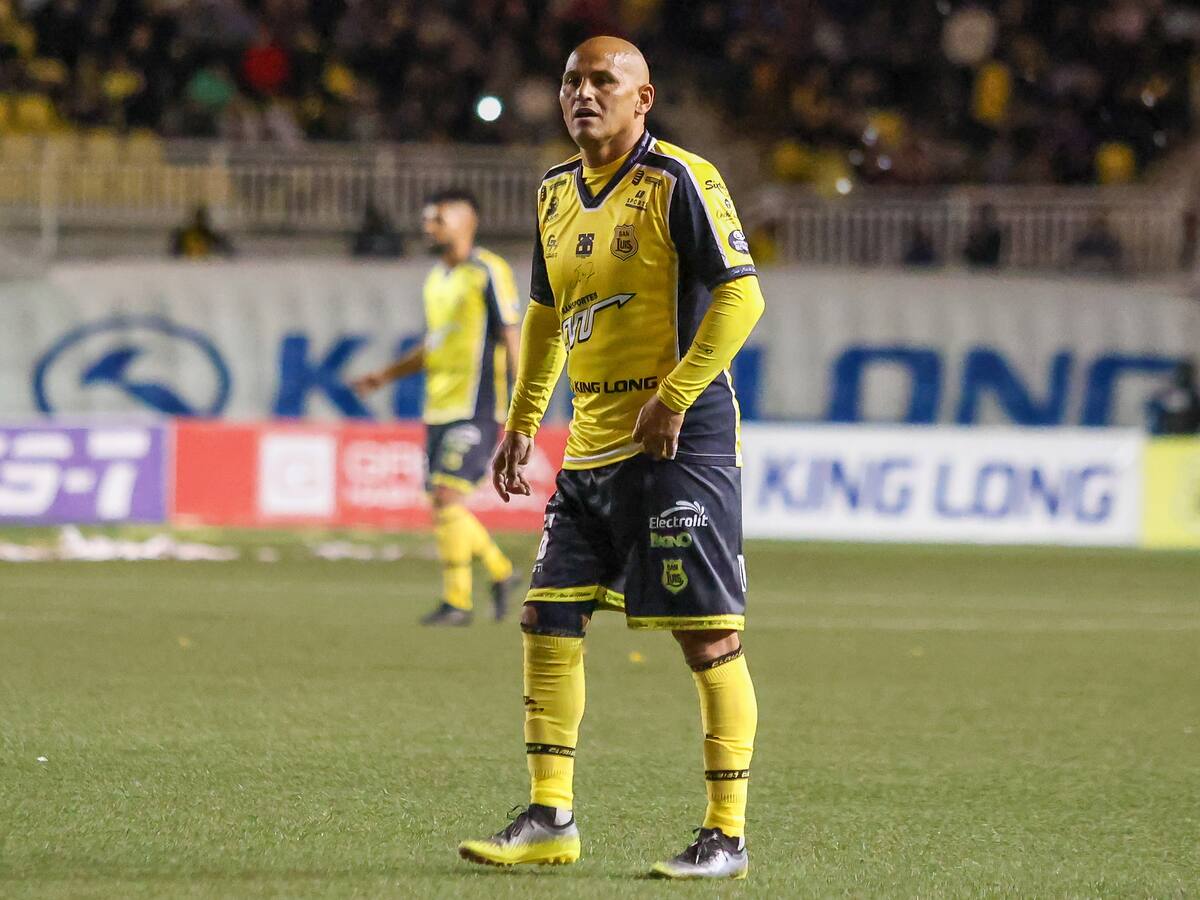 El hombre venido del planeta gol: la emotiva despedida de Humberto Suazo en Quillota