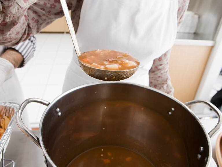 La población Los Copihues de La Florida resiste a la pandemia con su olla común: «No se imaginan cuánta gente ha muerto acá. Hubo días en que pasaban 4 o 5 funerales»