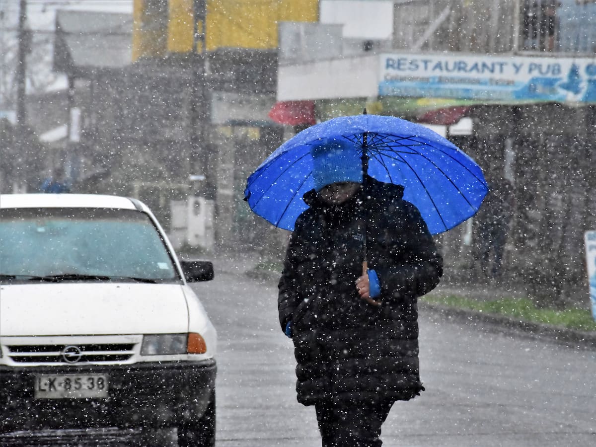 Sistema frontal llega a Chile con lluvia, agua-nieve y viento de hasta 80 km/h: estas son las zonas afectadas
