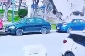 Robo de camión de cigarrillos acaba con espectacular volcamiento