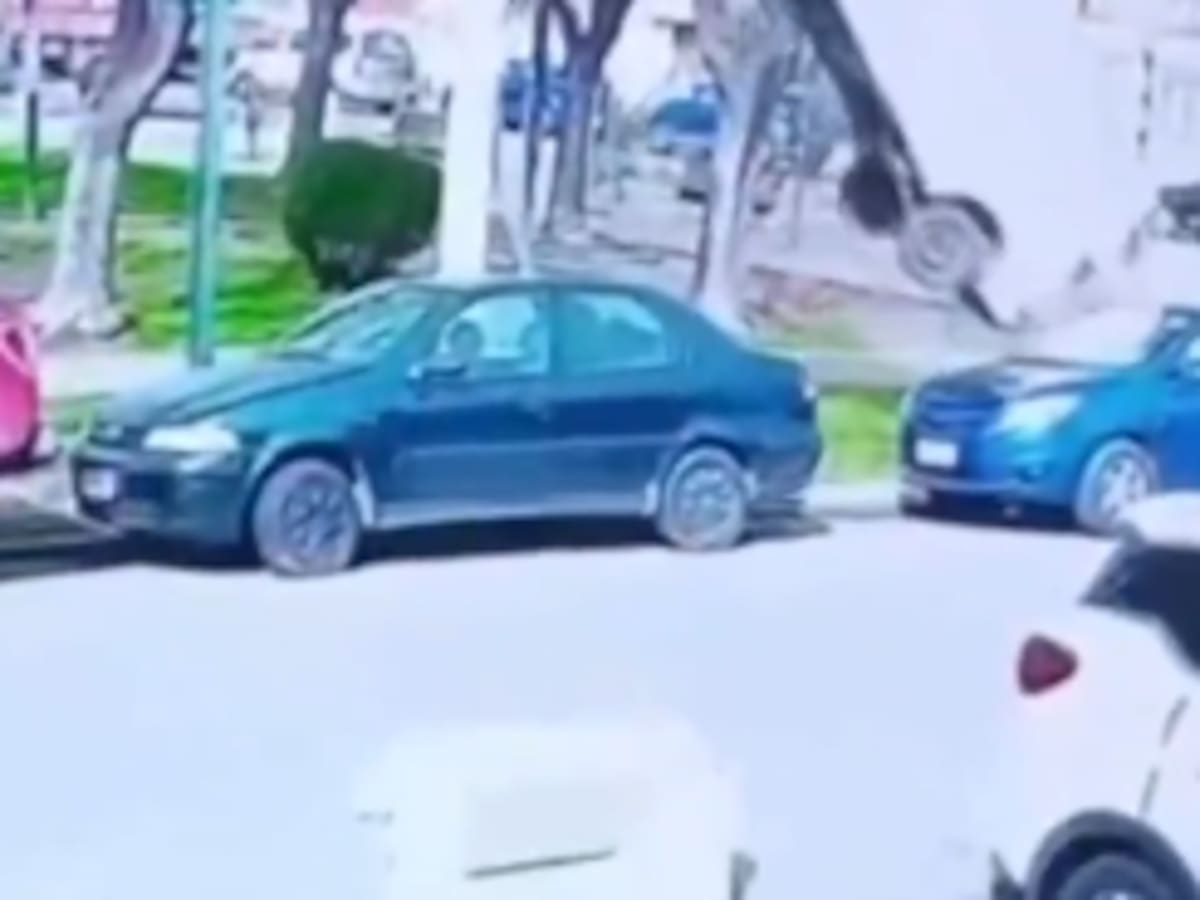 Robo de camión de cigarrillos acaba con espectacular volcamiento y dos detenidos en Independencia