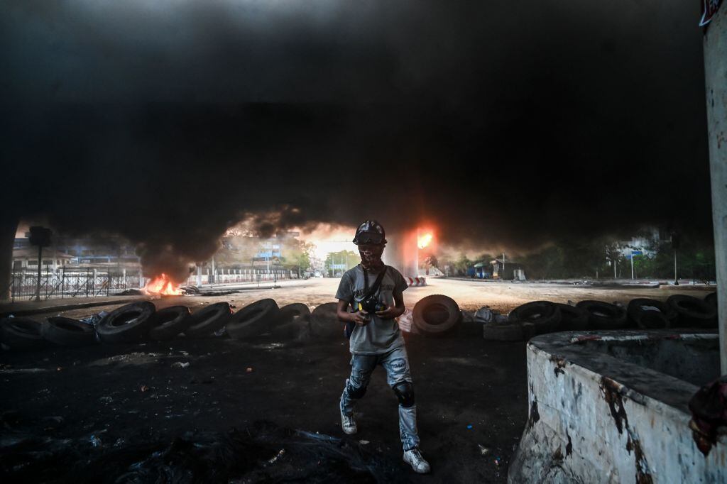 Rangún amanece bajo el humo en medio de las protestas contra la dictadura