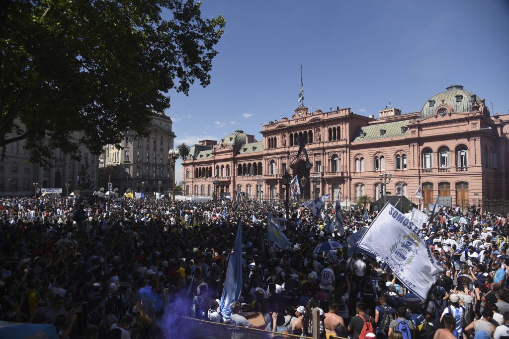 Los argentinos llenaron la plaza ante la Casa Rosada para despedir a Maradona