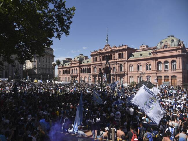 Los argentinos llenaron la plaza ante la Casa Rosada para despedir a Maradona