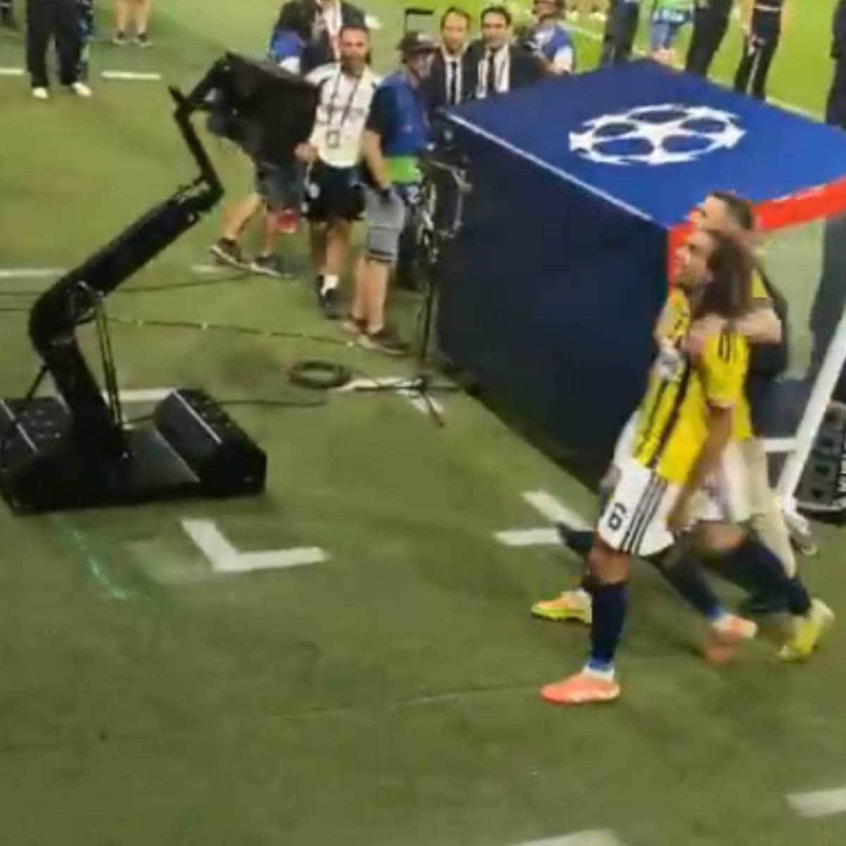 La brutal pelea que empañó la victoria del Fenerbahçe frente al Olympique de Lyon en la Champions League